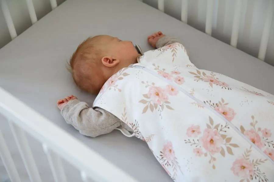 niemowlę śpiące na płasko