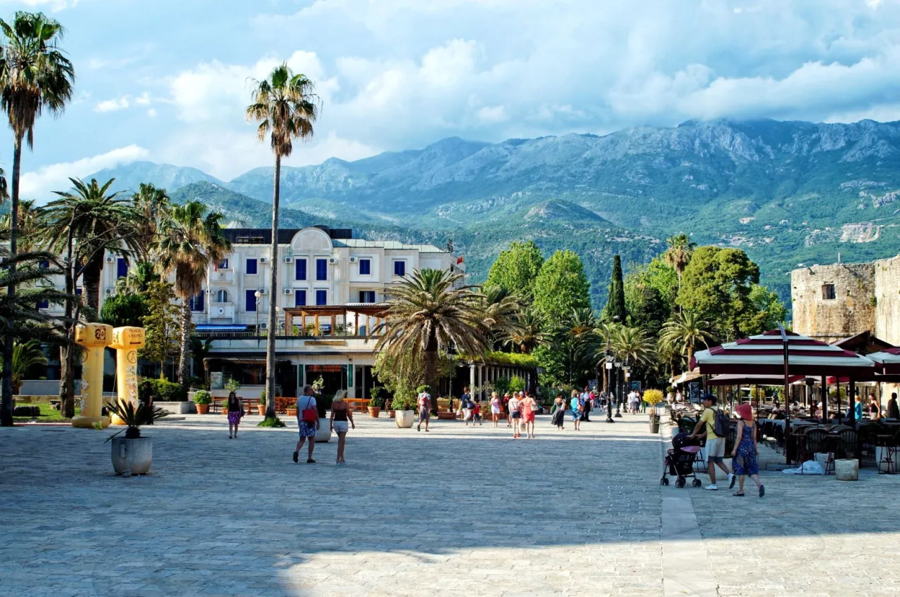 zatłoczony deptak Czarnog&oacute;ra, kieszonkowcy Budva