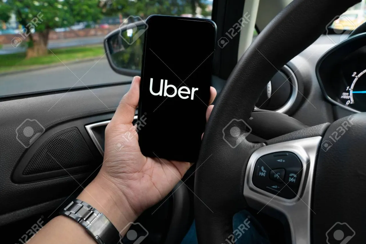 kierowca uber w samochodzie z telefonem