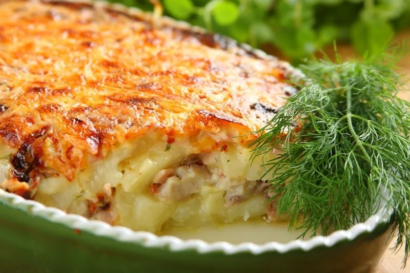 Składniki na zapiekankę śledziową z ziemniakami