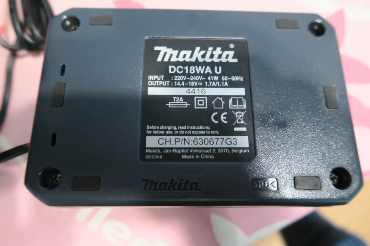 Numer seryjny Makita pod akumulatorem