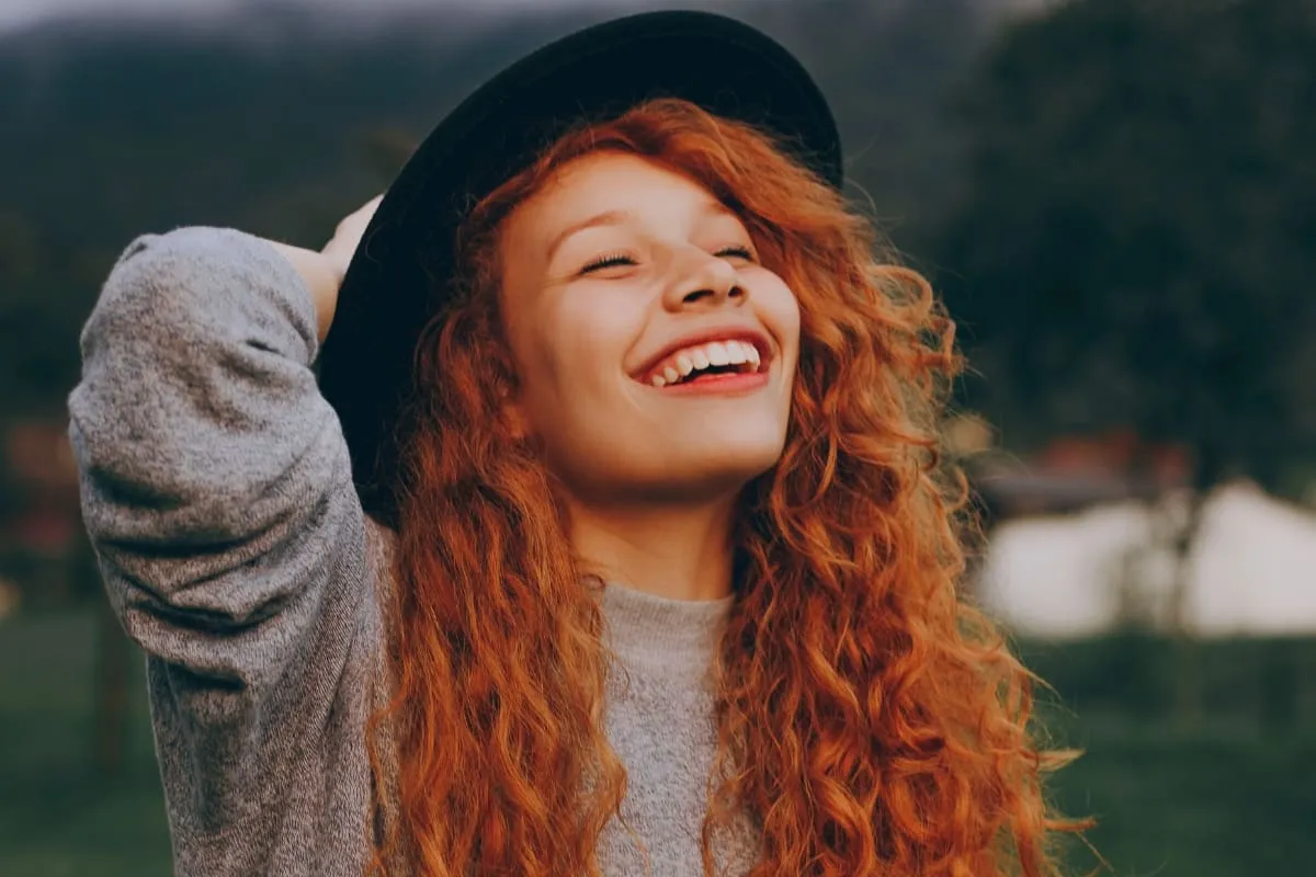 szczęśliwi ludzie dziękujący fotografowi