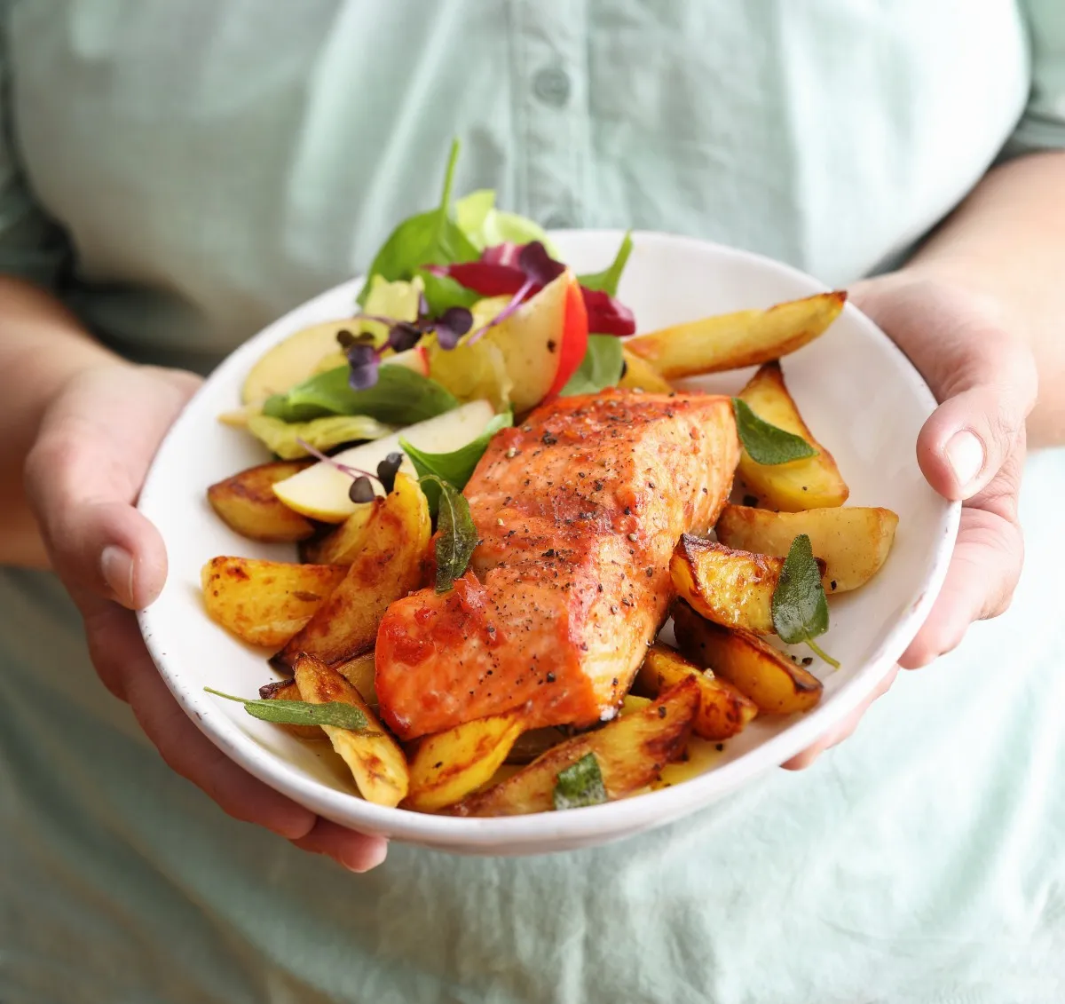 łosoś podany z pieczonymi ziemniakami i sałatką