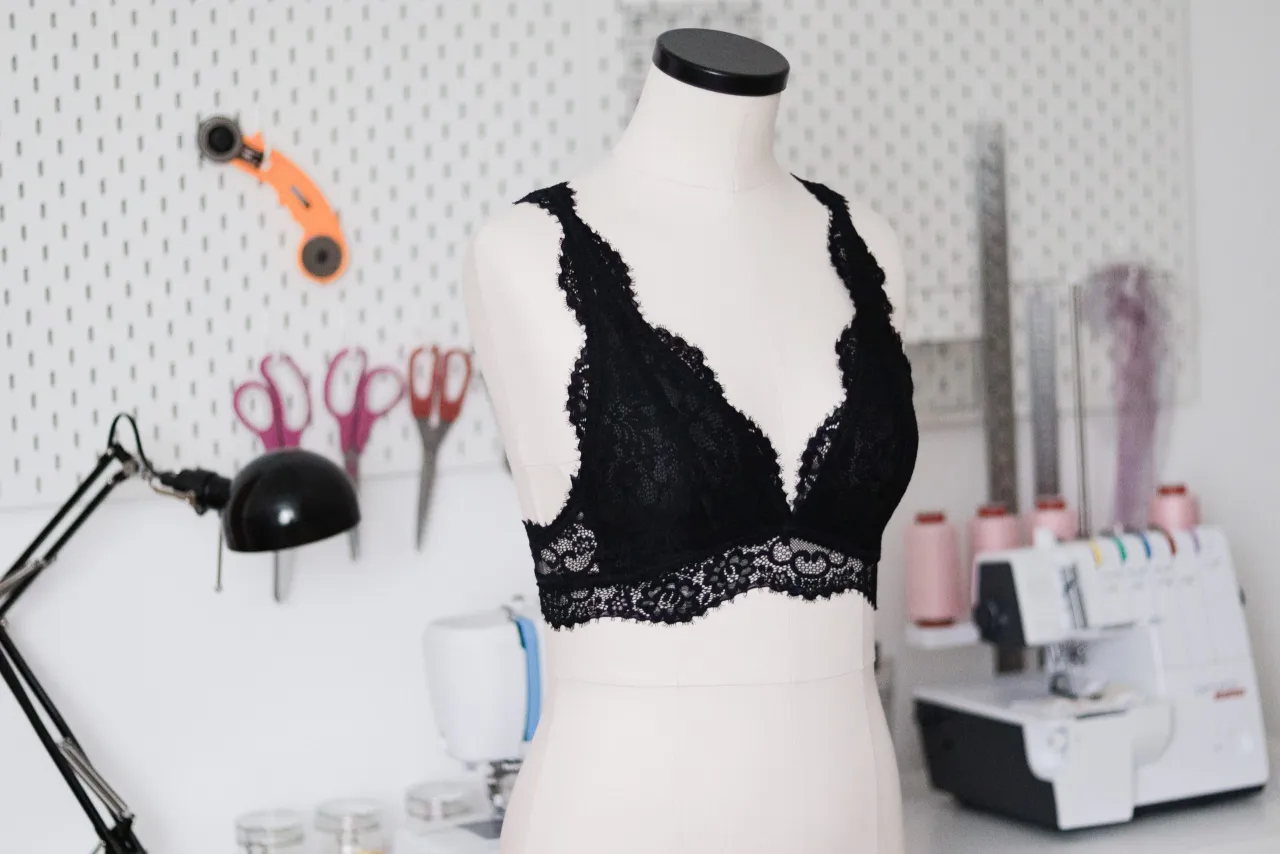 r&oacute;żne rodzaje koronek i gum do szycia bielizny