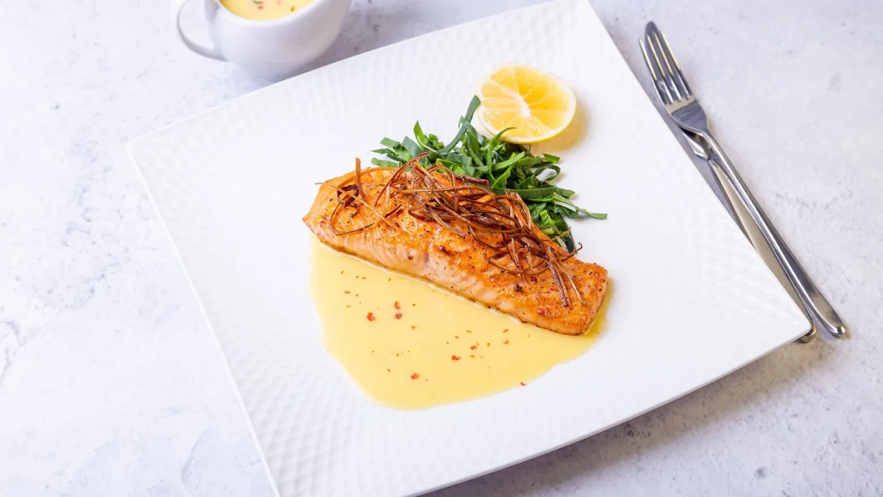 Nowoczesny obiad wielkanocny wegetariański łosoś