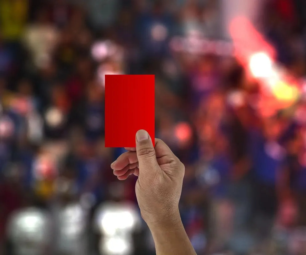 czerwona kartka piłka nożna konsekwencje