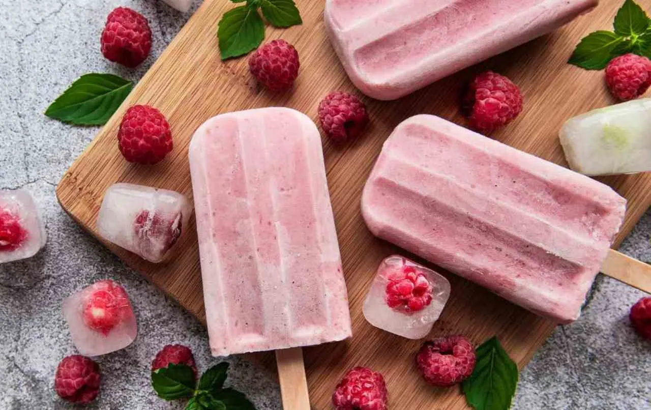 Malinowe lody na patyku i kostki lodu z malinami. Idealne przepisy na zdrowe lody, kt&oacute;re zachwycą każdego.