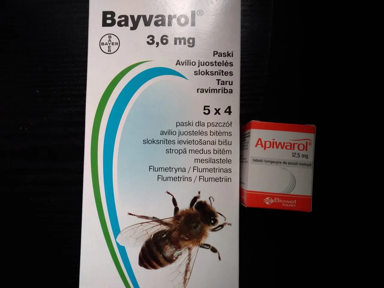 Pszczelarz kupuje leki na warrozę w sklepie weterynaryjnym