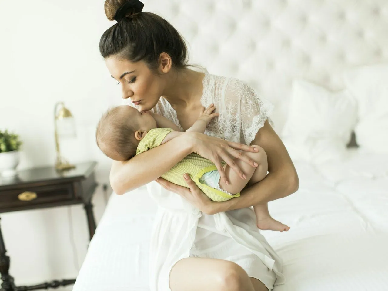 prawidłowe pozycje noszenia niemowlęcia fizjoterapeuta