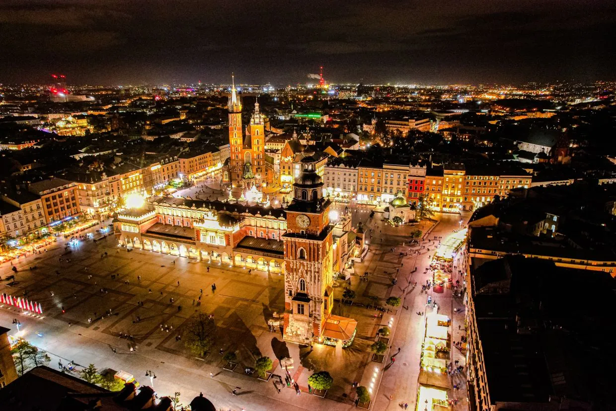 Rynek Gł&oacute;wny Krak&oacute;w nocą