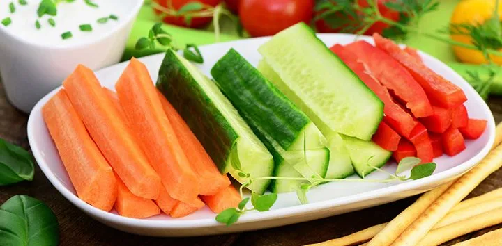 warzywa w słupkach z dipem jogurtowym