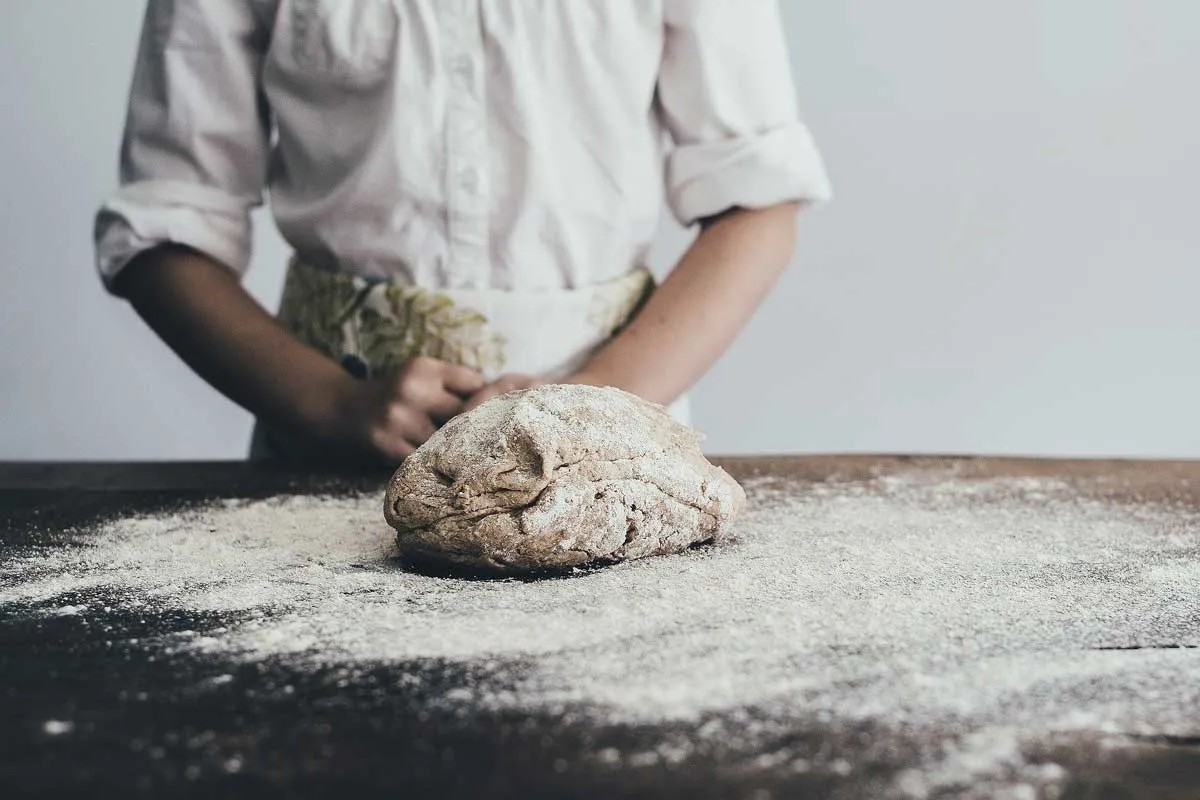 wyrabianie ciasta na chleb ręcznie