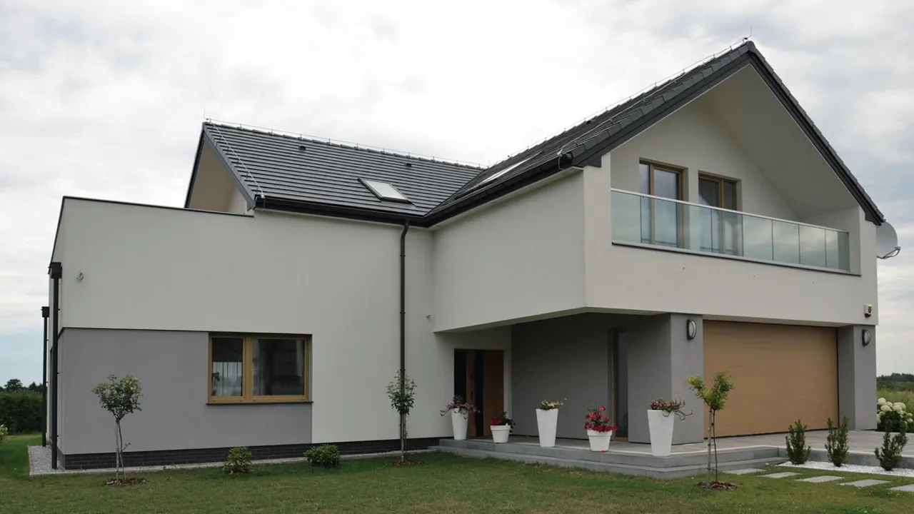 Przykłady elewacji frontowych z r&oacute;żnych materiał&oacute;w