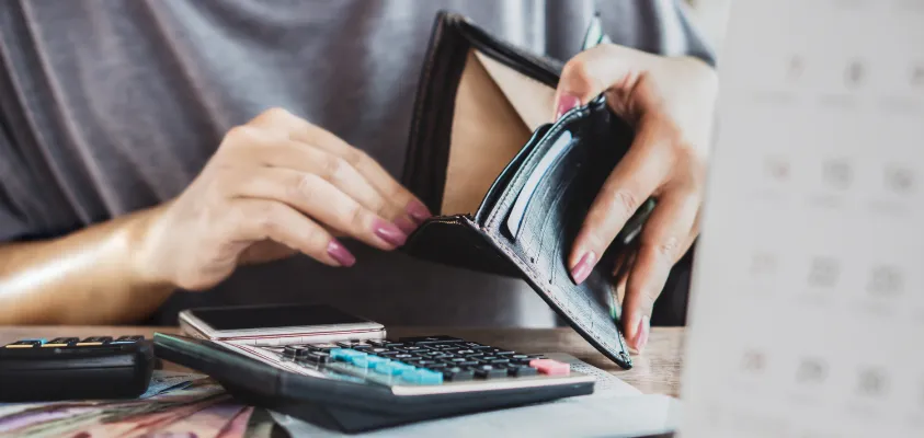 osoba zadłużona przeglądająca dokumenty finansowe