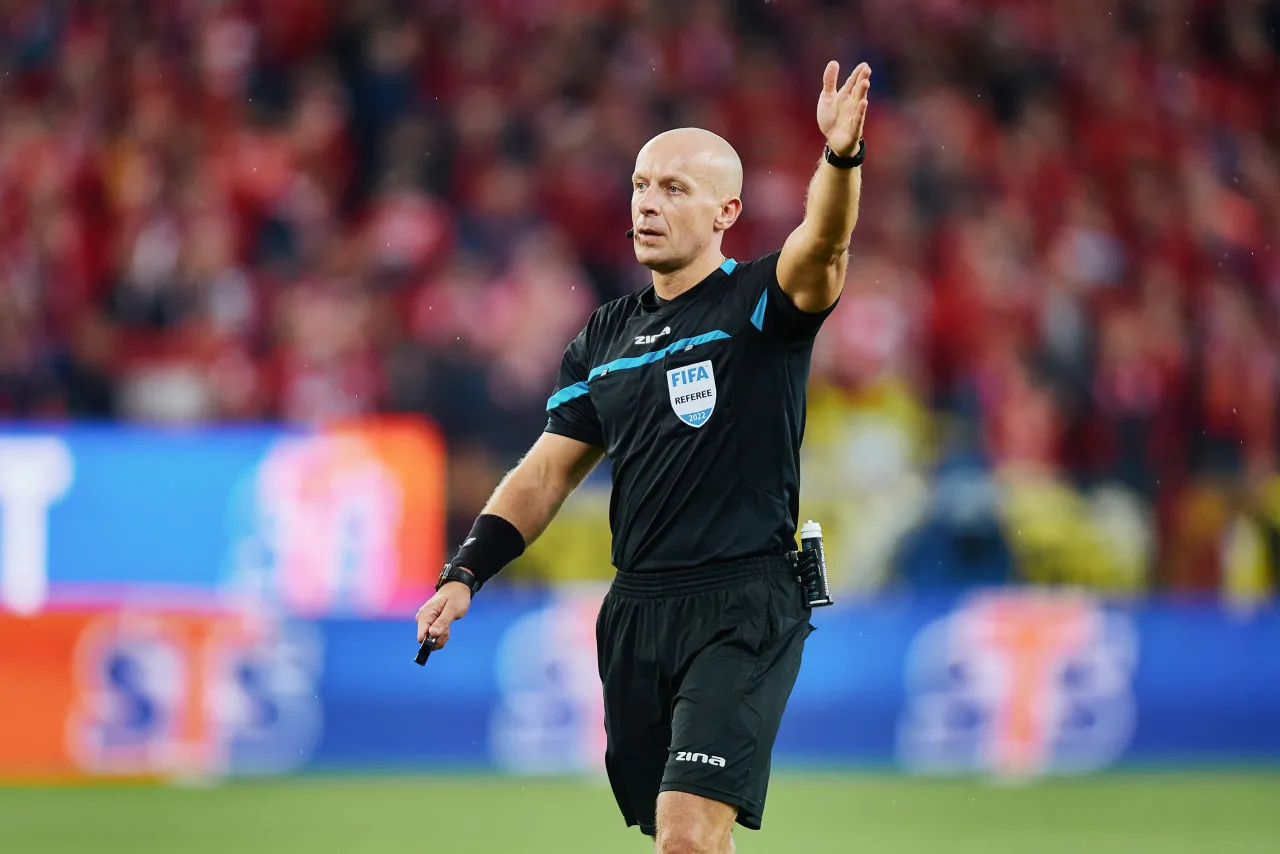 Piłka nożna sędziowie na boisku