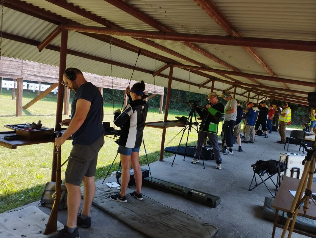 Strzelec bronią czarnoprochową na strzelnicy historycznej