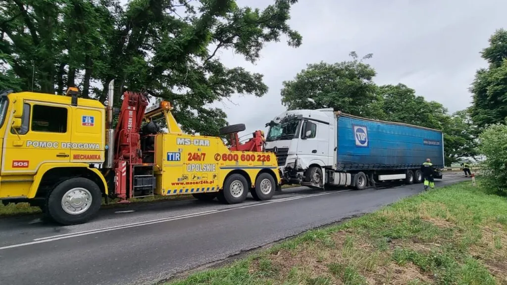 holowanie ciężarówki z naczepą pomoc drogowa