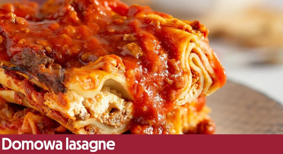 domowa lasagne bolognese w naczyniu żaroodpornym