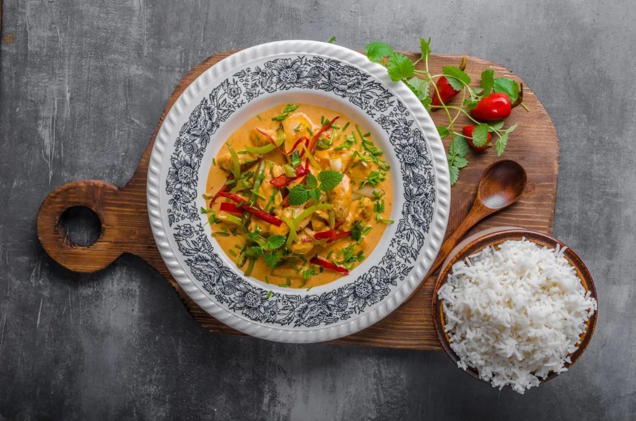 danie curry w nowoczesnej kuchni