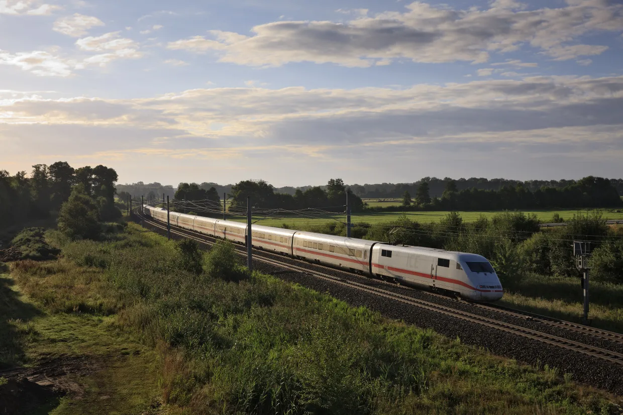 Pociąg ICE mknie przez zielone krajobrazy Niemiec. Dowiedz się, jak kupić bilet na pociąg w Niemczech, by podr&oacute;żować tak komfortowo.
