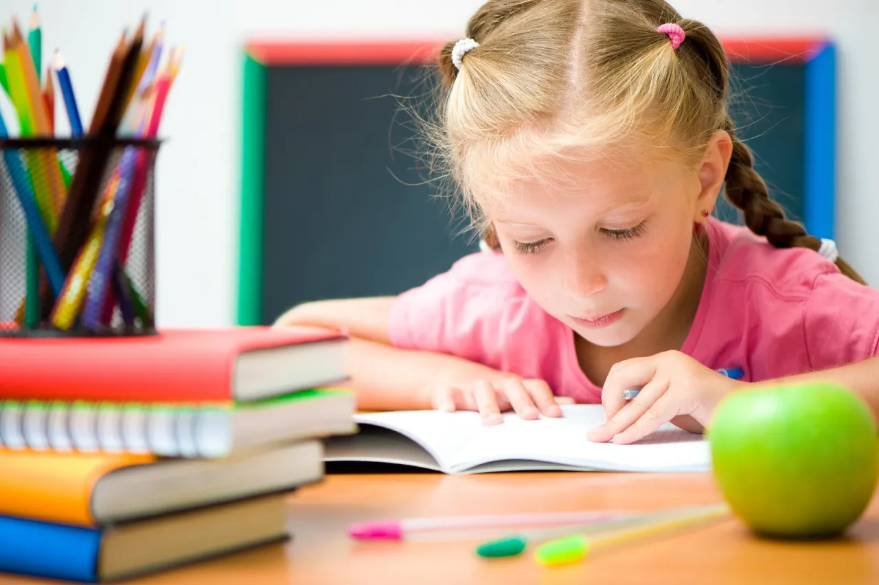dziecko z trudnościami w czytaniu i pisaniu