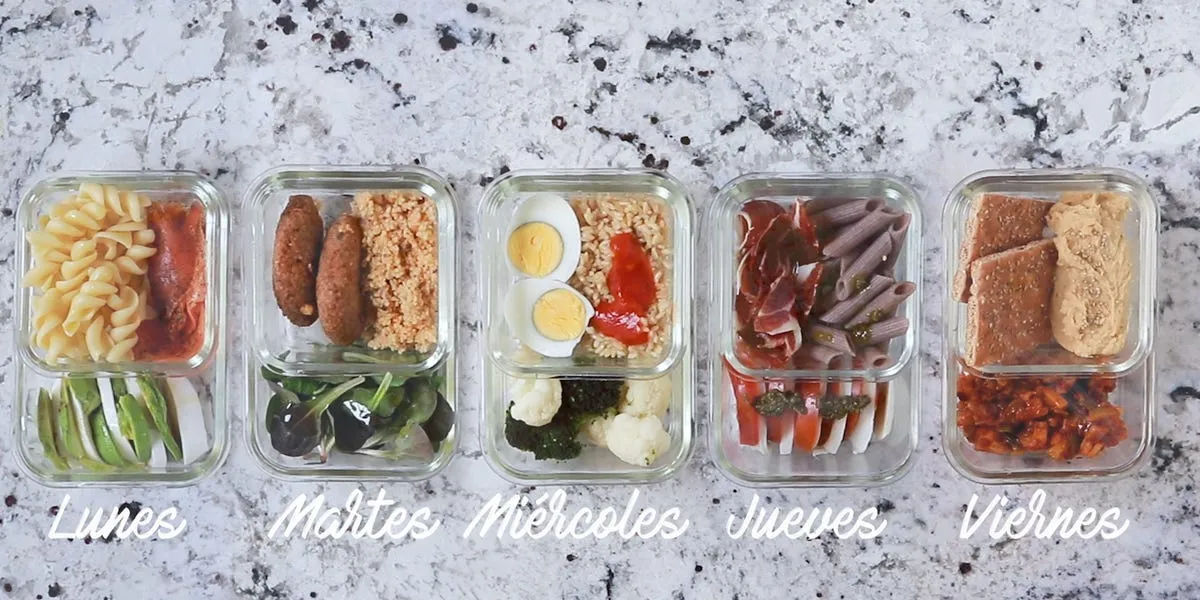 Meal prep tuppers organizados en la nevera con comida semanal