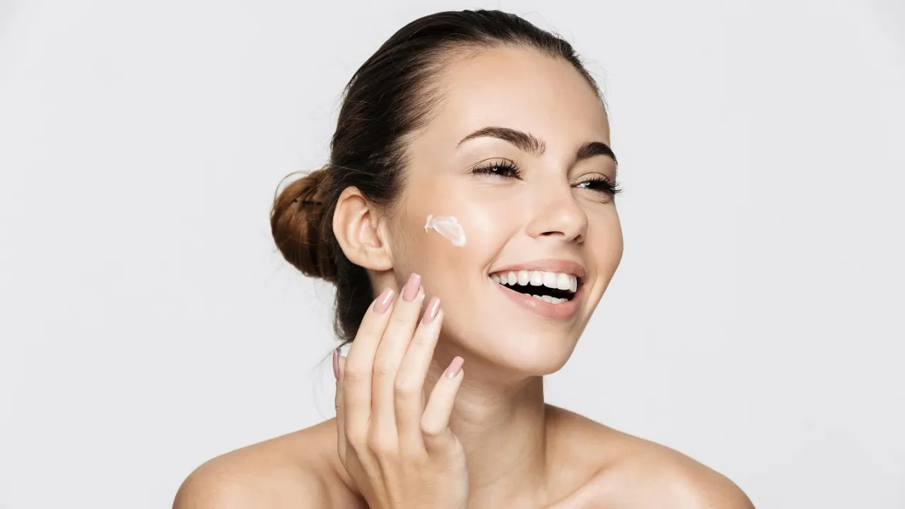kobieta zadowolona z kremu do twarzy