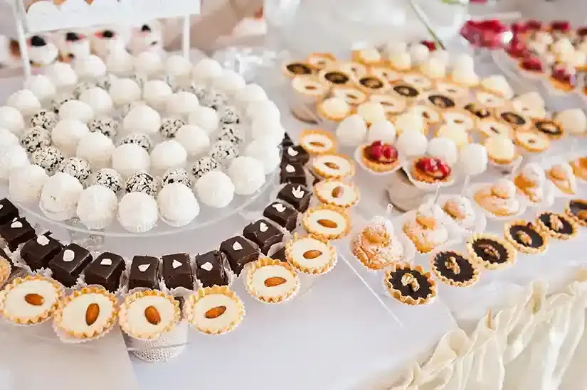 przykładowa kalkulacja ilości ciasta na wesele infografika