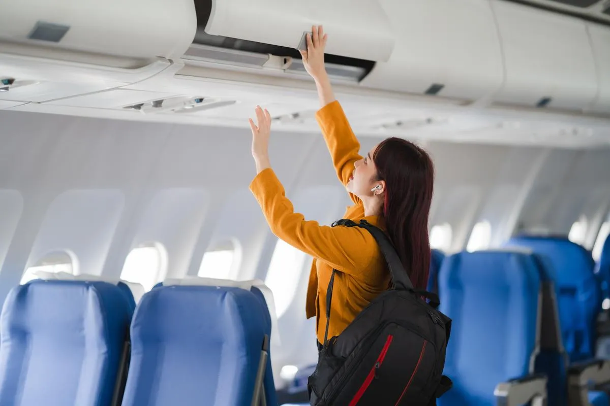 voyageur stress&eacute; payant des frais suppl&eacute;mentaires au comptoir de la compagnie a&eacute;rienne