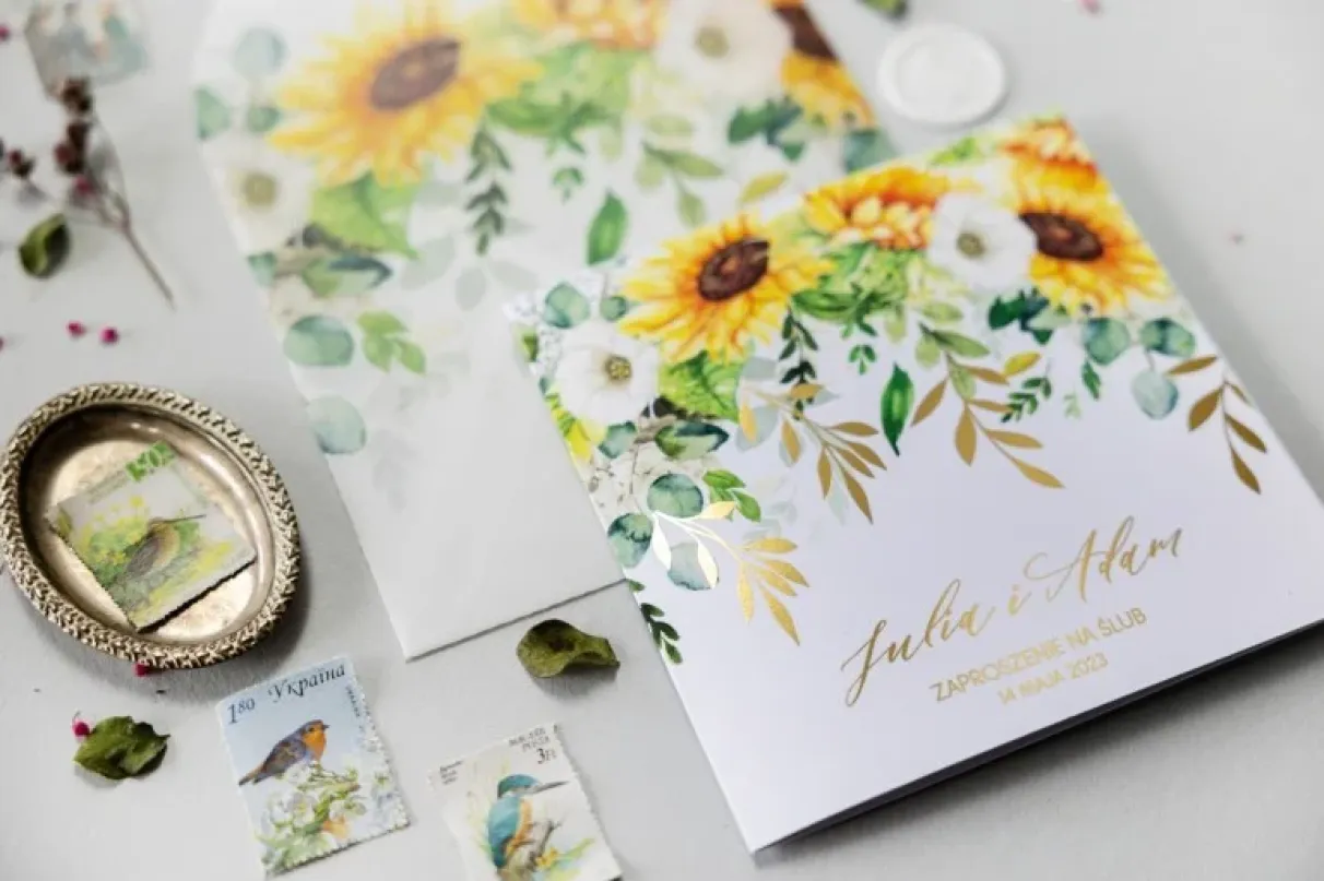 elegancko zaadresowana koperta z zaproszeniem ślubnym