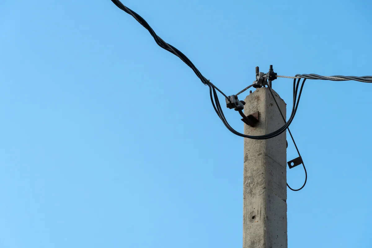 Zdjęcie Jak skutecznie pozbyć się słupa energetycznego na działce bez problemów