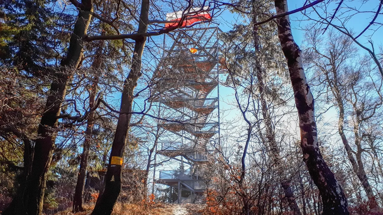 Zdjęcie Czy warto wspiąć się na wieżę widokową Trójgarbu? 5 faktów i mitów