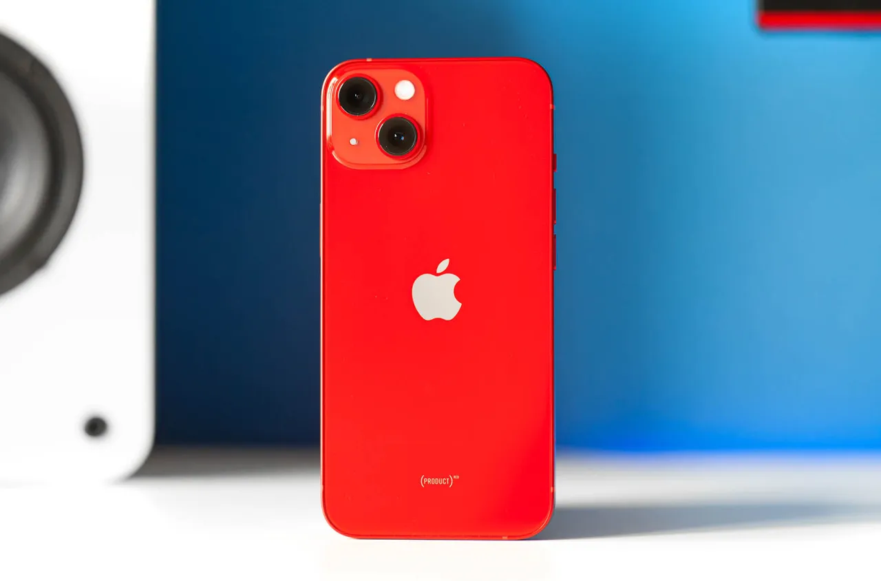Zdjęcie Iphone 13 ile ma mAh - zaskakujące fakty o baterii i jej wydajności
