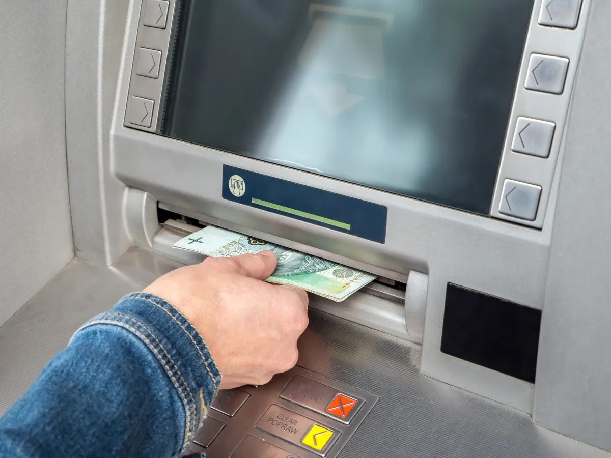 Zdjęcie Ile można wypłacić z bankomatu Millennium? Limity, które musisz znać