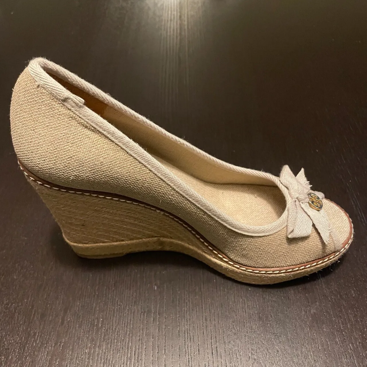 Zdjęcie Czym są buty peep toe i jak je nosić? Poznaj stylizacje i zalety