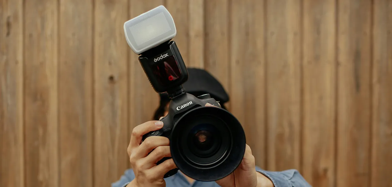 Zdjęcie Jak robić zdjęcia z lampą błyskową – uniknij błędów i popraw jakość swoich fotografii