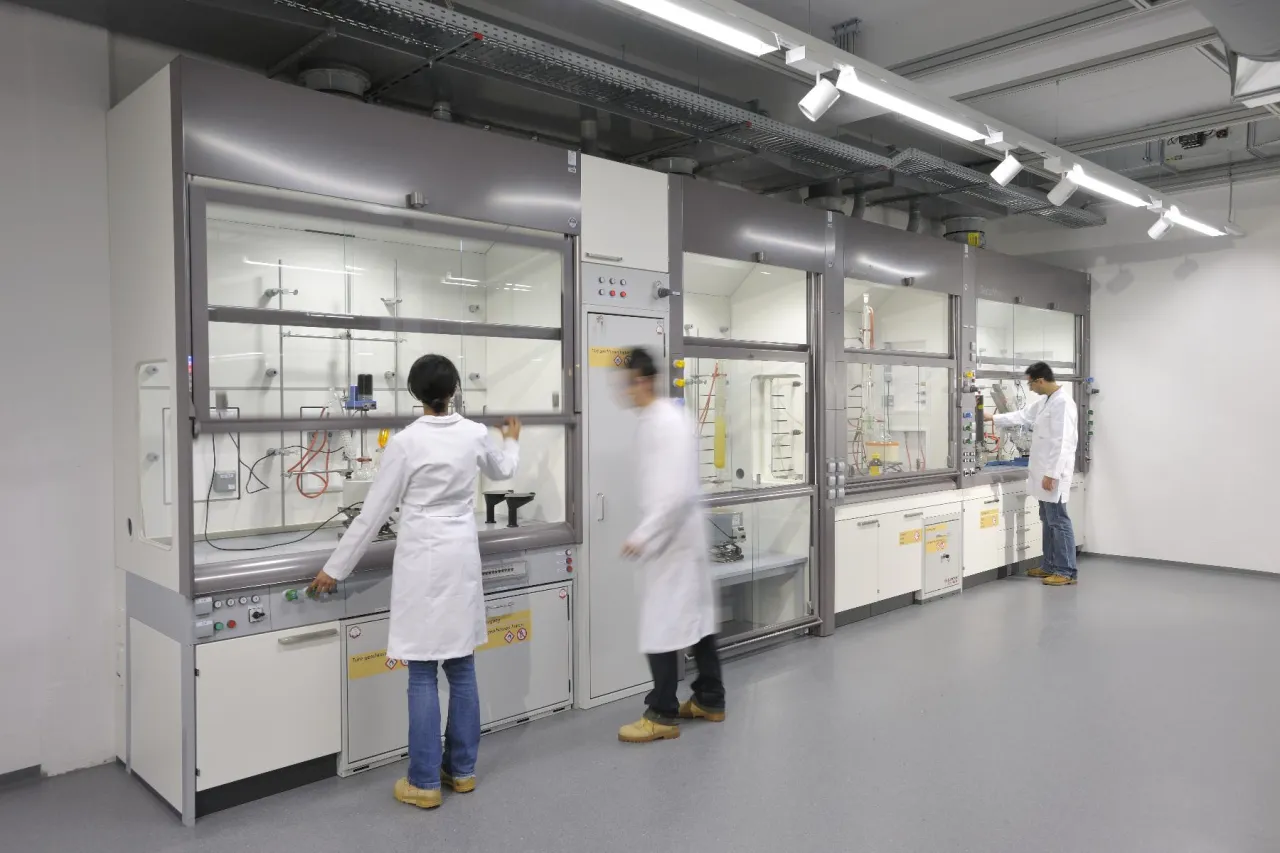 Zdjęcie Jak otworzyć laboratorium chemiczne i uniknąć kosztownych błędów