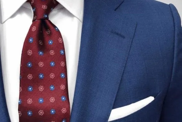 Zdjęcie Idealny krawat do granatowego garnituru. Elegancki look na wesele bez wpadki