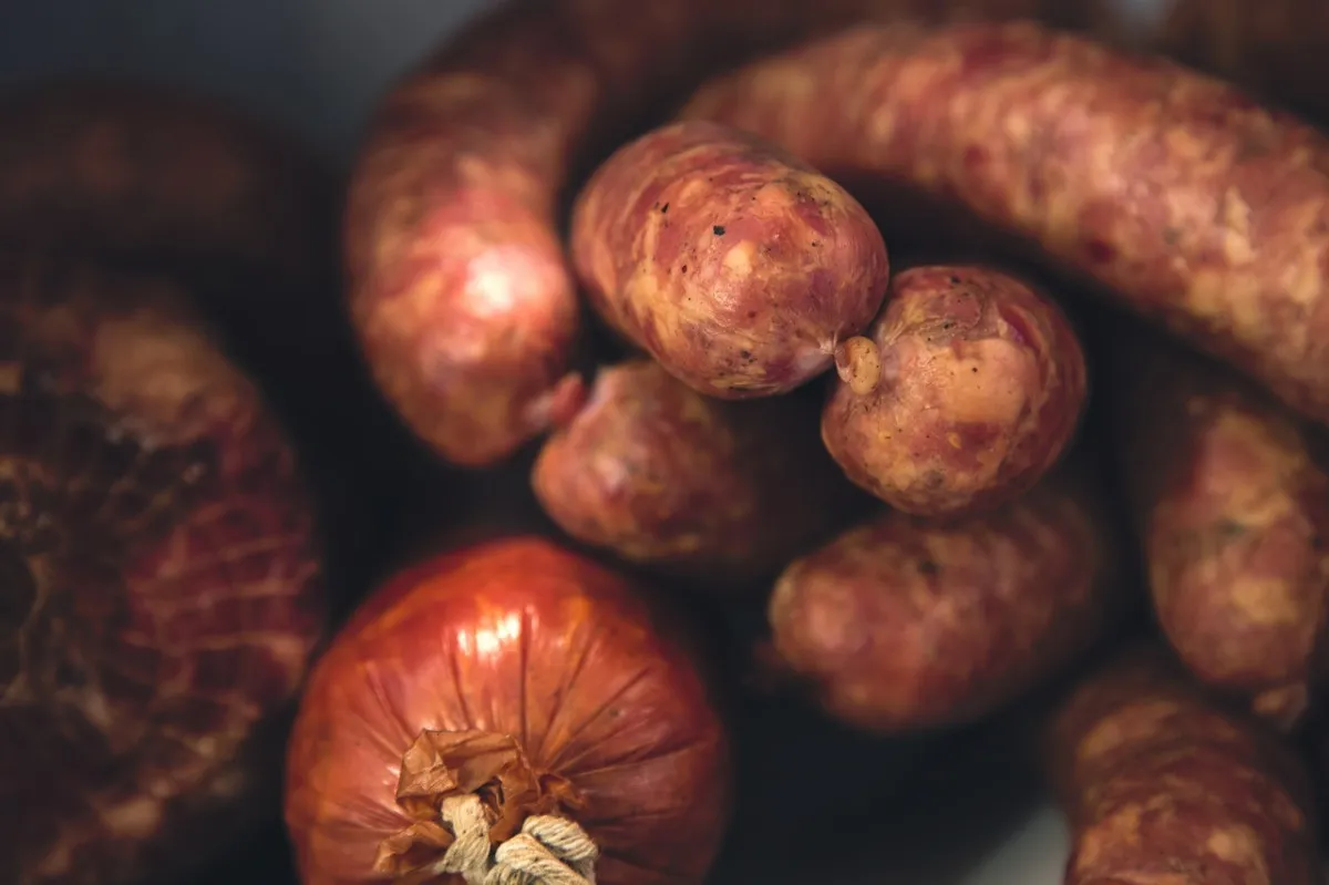 Zdjęcie Jak wędzimy kiełbasę - proste sposoby na idealny smak i aromat