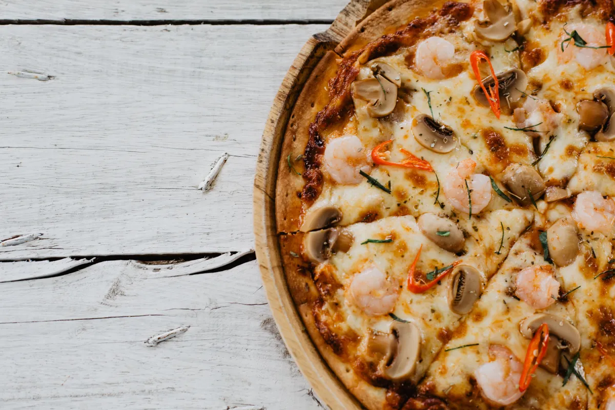Zdjęcie Przepis na pizzę na cienkim chrupiącym cieście, który zachwyci smakiem
