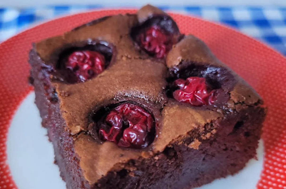 Zdjęcie Przepis na ciasto brownie z wiśniami, które zachwyci każdego smakosza