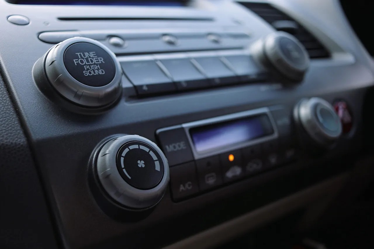 Zdjęcie Jak legalnie nie płacić abonamentu za radio w samochodzie – praktyczne porady