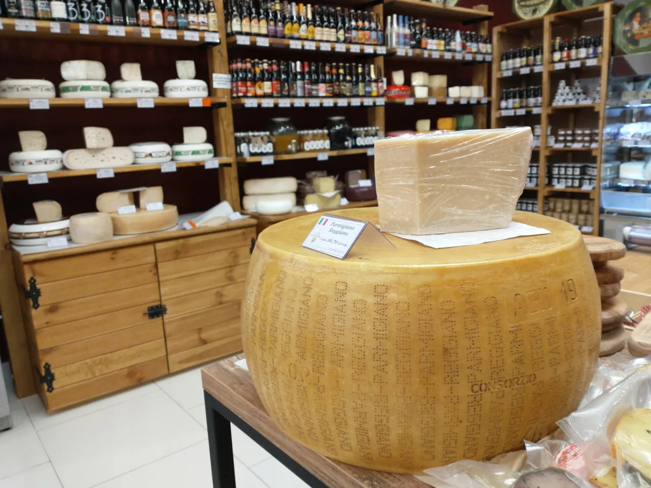 Zdjęcie Ile kosztuje parmezan? Zaskakujące ceny w Polsce i Włoszech