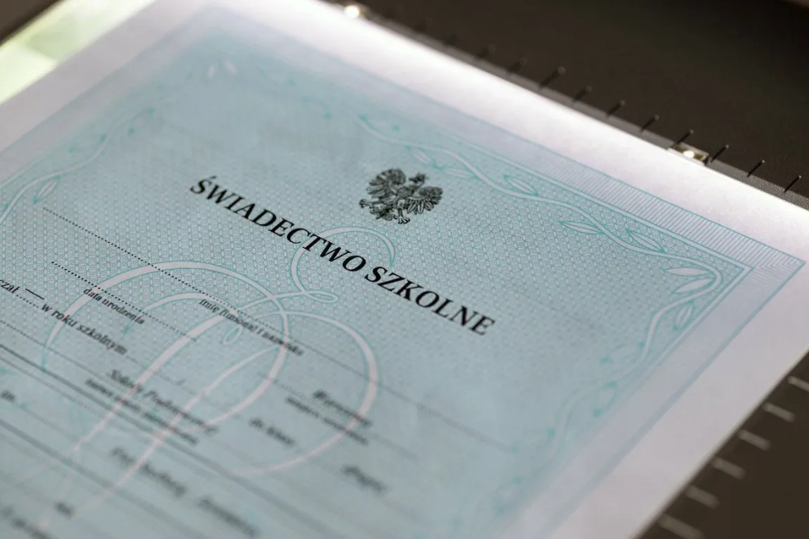 Zdjęcie Gdzie można kupić świadectwo szkolne? Sprawdzone źródła i porady