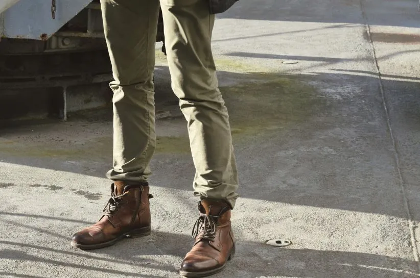 Zdjęcie Kozaki męskie stylizacje: jak nosić je modnie i z klasą?