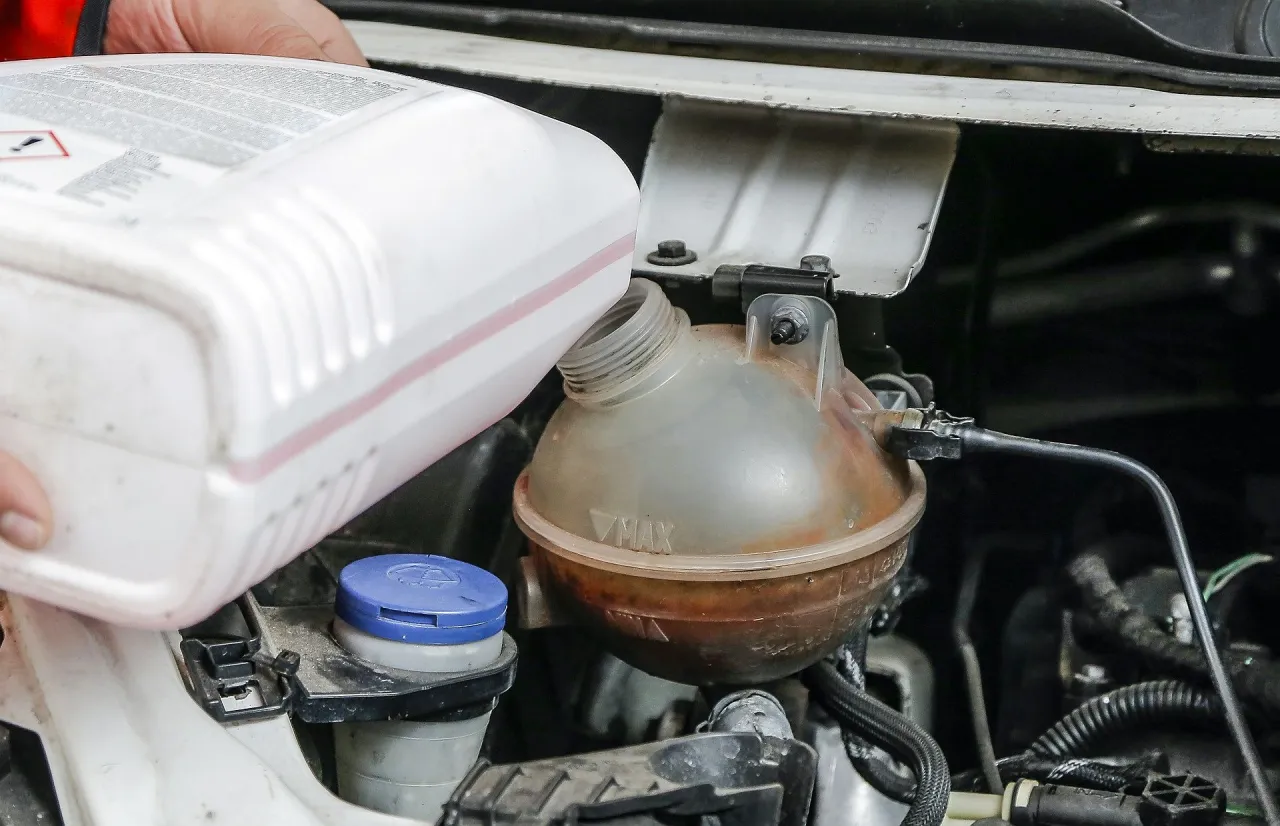 Zdjęcie Czy płyn do chłodnicy może wyparować? Sprawdź, co musisz wiedzieć