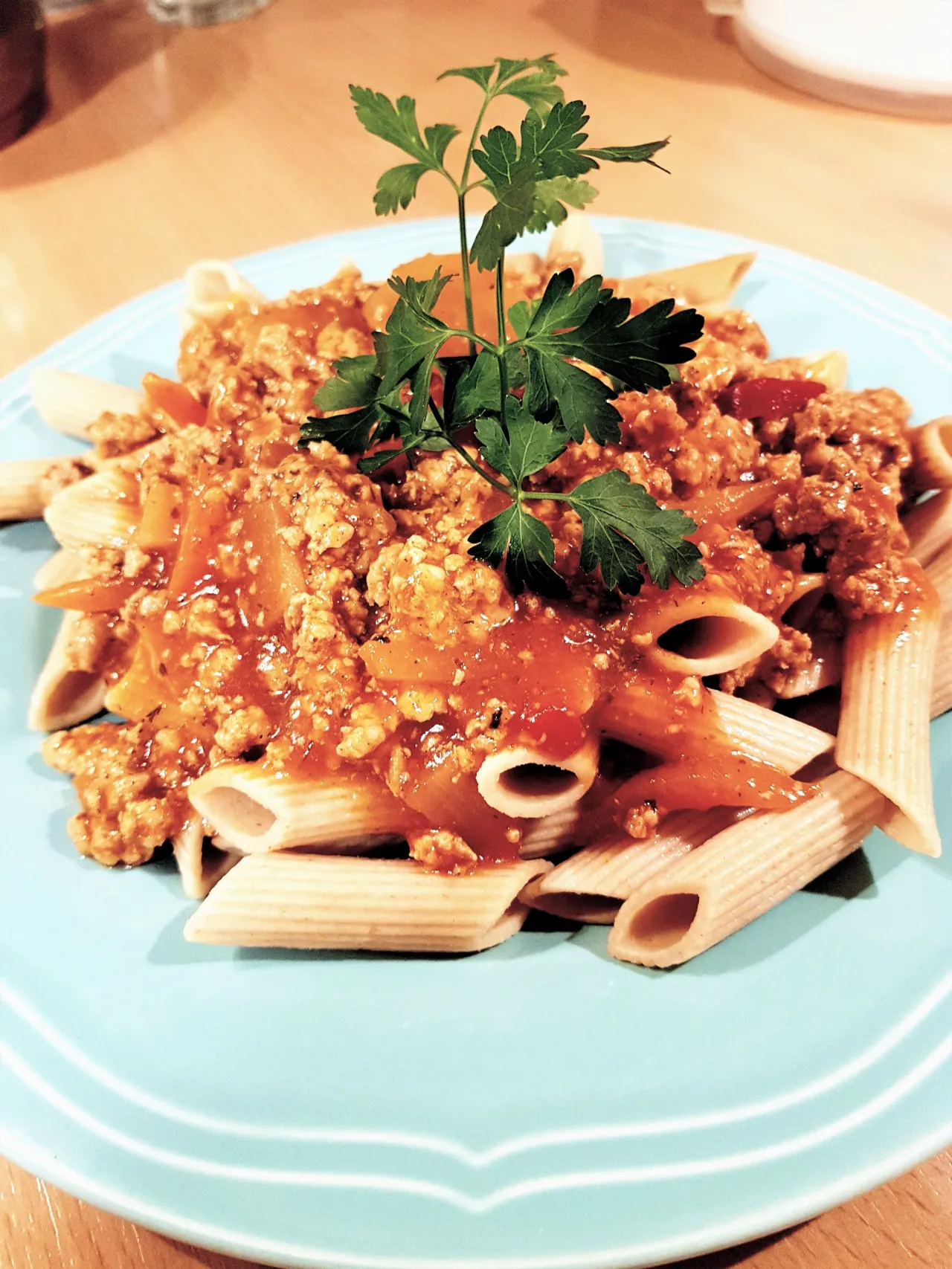 Zdjęcie Szybki przepis na makaron penne z sosem pomidorowym i mięsem mielonym