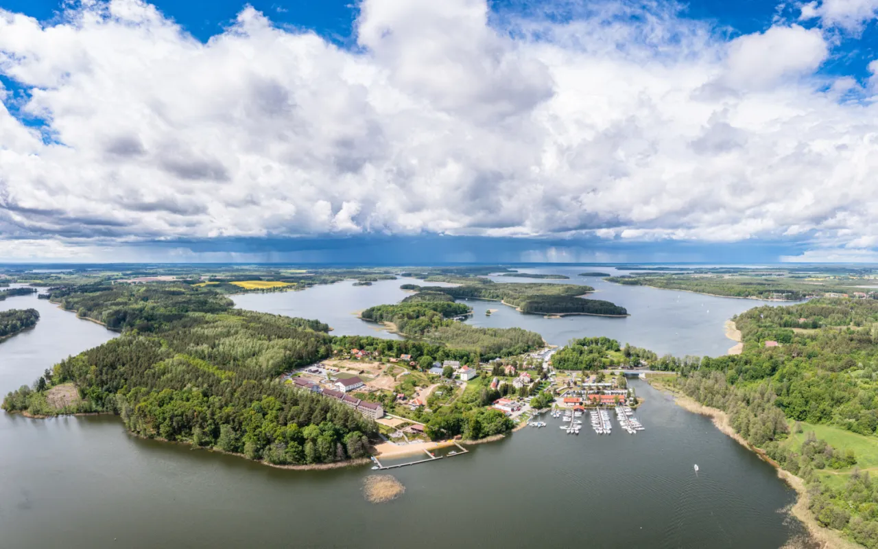 Zdjęcie Jakie jeziora łączy szlak wielkich jezior mazurskich? Odkryj ich piękno