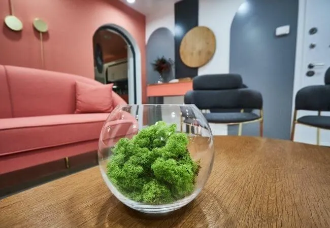 Zdjęcie Co na stół do salonu: 10 pomysłów na przytulne dekoracje