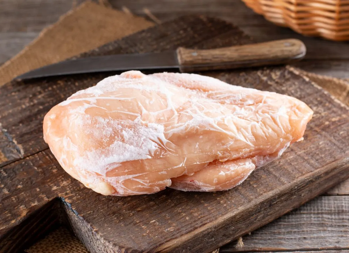 Zdjęcie Jak rozmrozić kurczaka bezpiecznie i skutecznie w kilka godzin